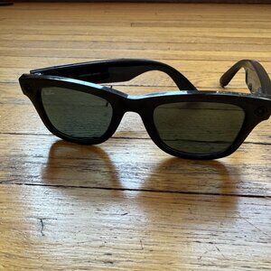 Meta Ray-Ban Wayfarer Glasses Black (records audio/video and images)